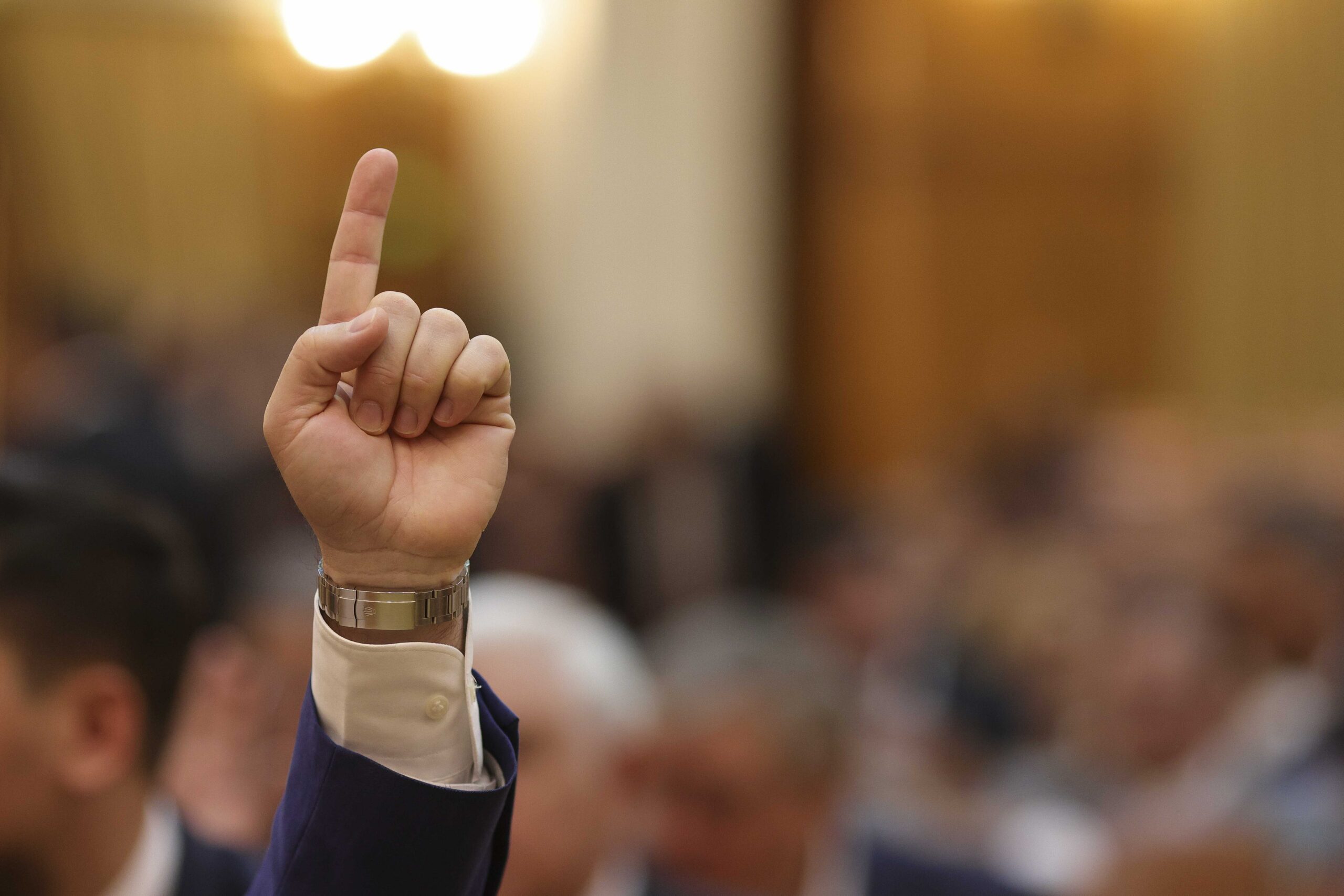 Moțiunea de cenzură împotriva lui Bolojan. Parlamentarii care s-au răzgândit
