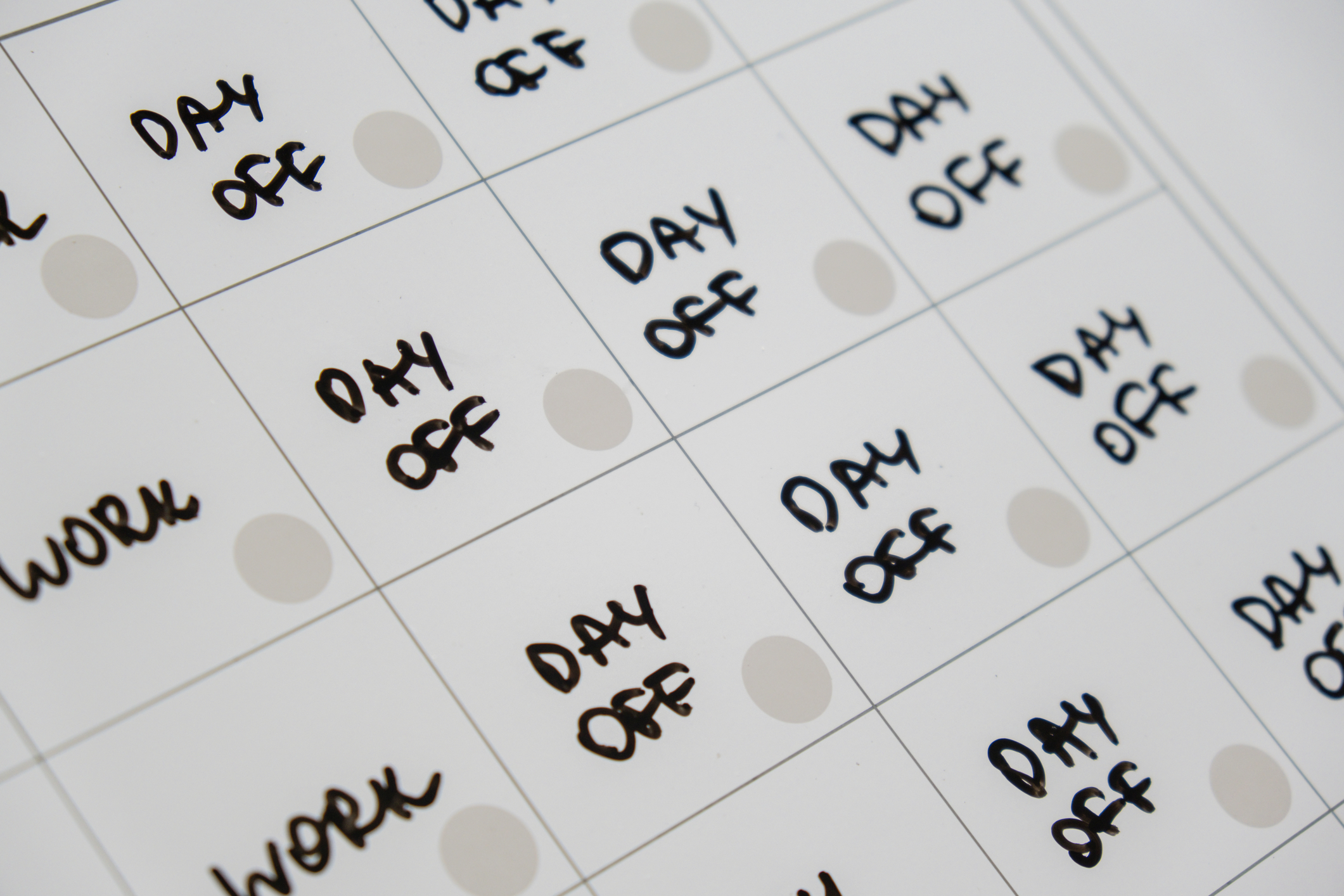 Zilele libere date de statele din Europa, povară pentru economie. Unele state încep să le elimine