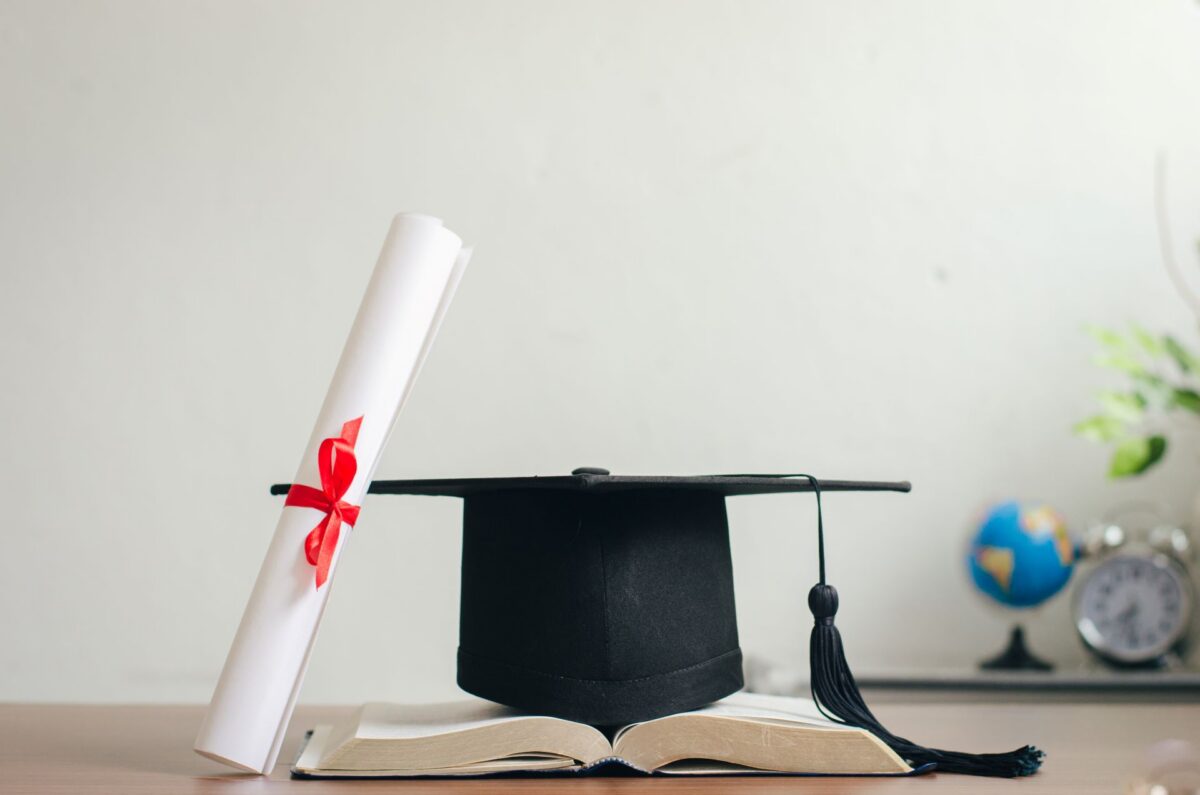Avantaje la achiziționarea de diplome școlare pentru unitățile de învățământ