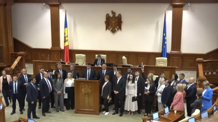 Şedinţă cu tribuna blocată în Parlamentul de la Chişinău. Unioniştii lui Vasile Costiuc, urmaţi de pro-ruşii lui Dodon şi comuniştii lui Voronin