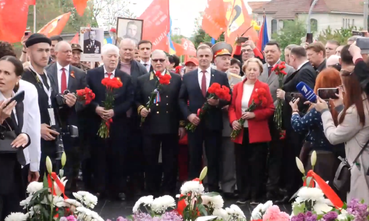 Ziua de 9 mai la Chişinău, sărbătorită ca în Rusia: Drapele sovietice şi ruseşti, simboluri interzise şi câte un păhăruţ de tărie lângă focul veşnic. Video