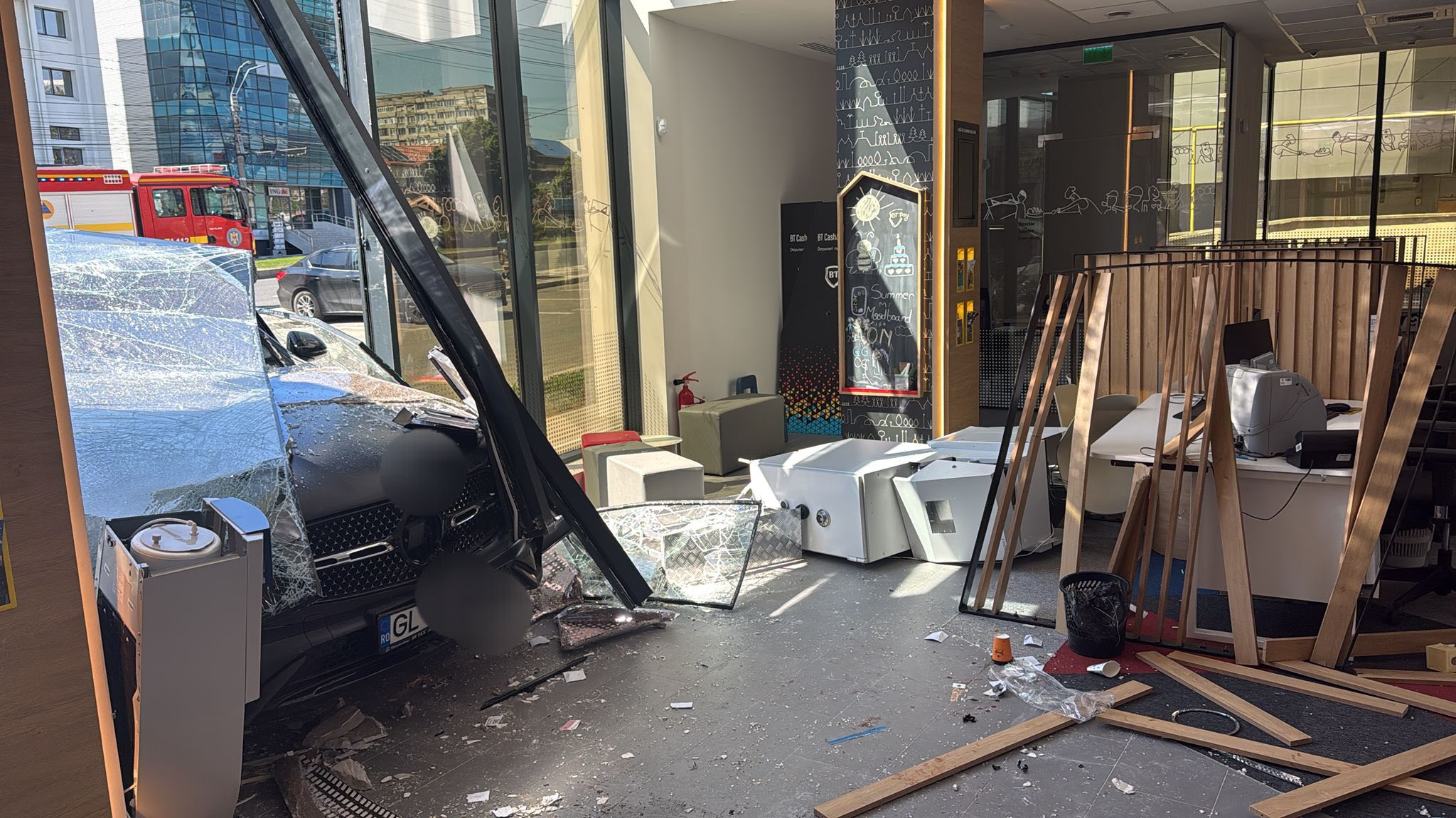 O mașină a lovit sediul unei bănci din Galați. O femeie a fost rănită
