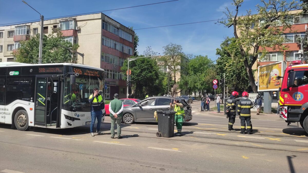 Accident în Iași între un autobuz și un autoturism. Posibile scurgeri de carburant