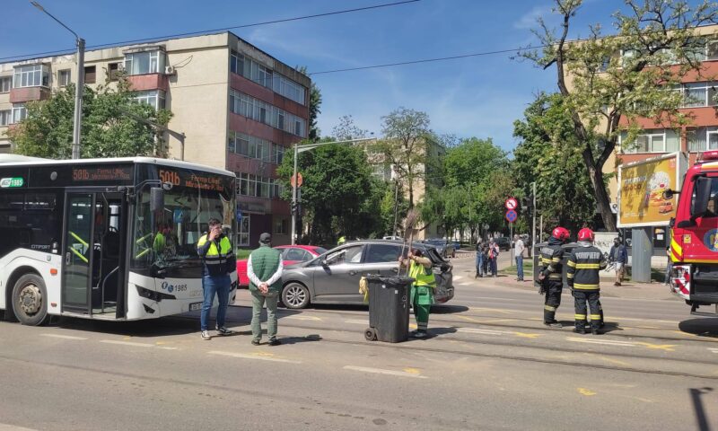 Accident în Iași între un autobuz și un autoturism. Posibile scurgeri de carburant