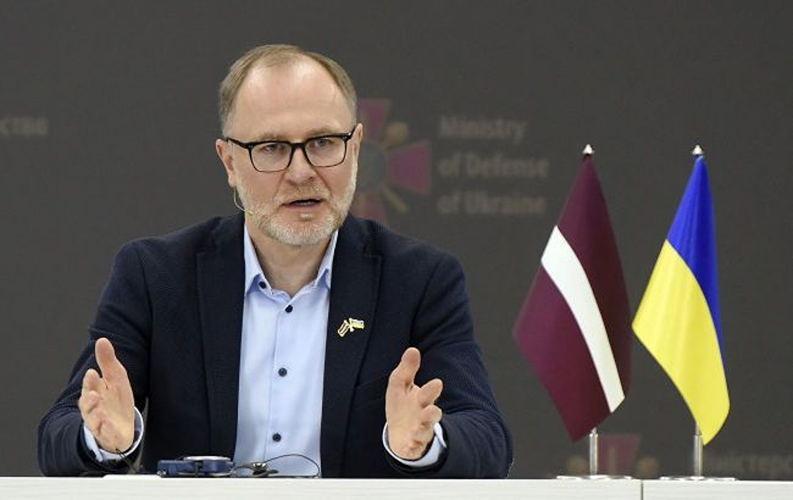 E oficial. Ministrul Apărării din Letonia și-a dat demisia, după explozia provocată de drone la o instalație petrolieră