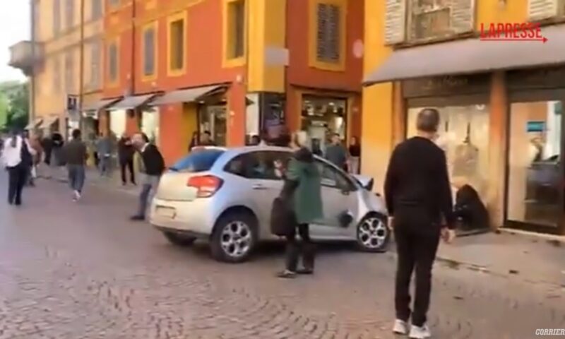 Atac cu mașina în mulțime, în Italia. Atacatorul i-a atacat cu cuțitul pe cei care au încercat să-l împiedice să scape
