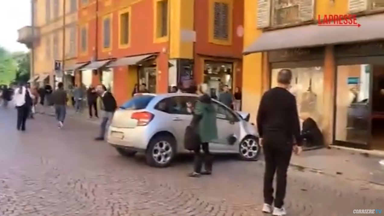 Atac cu mașina în mulțime, în Italia. Atacatorul i-a atacat cu cuțitul pe cei care au încercat să-l împiedice să scape