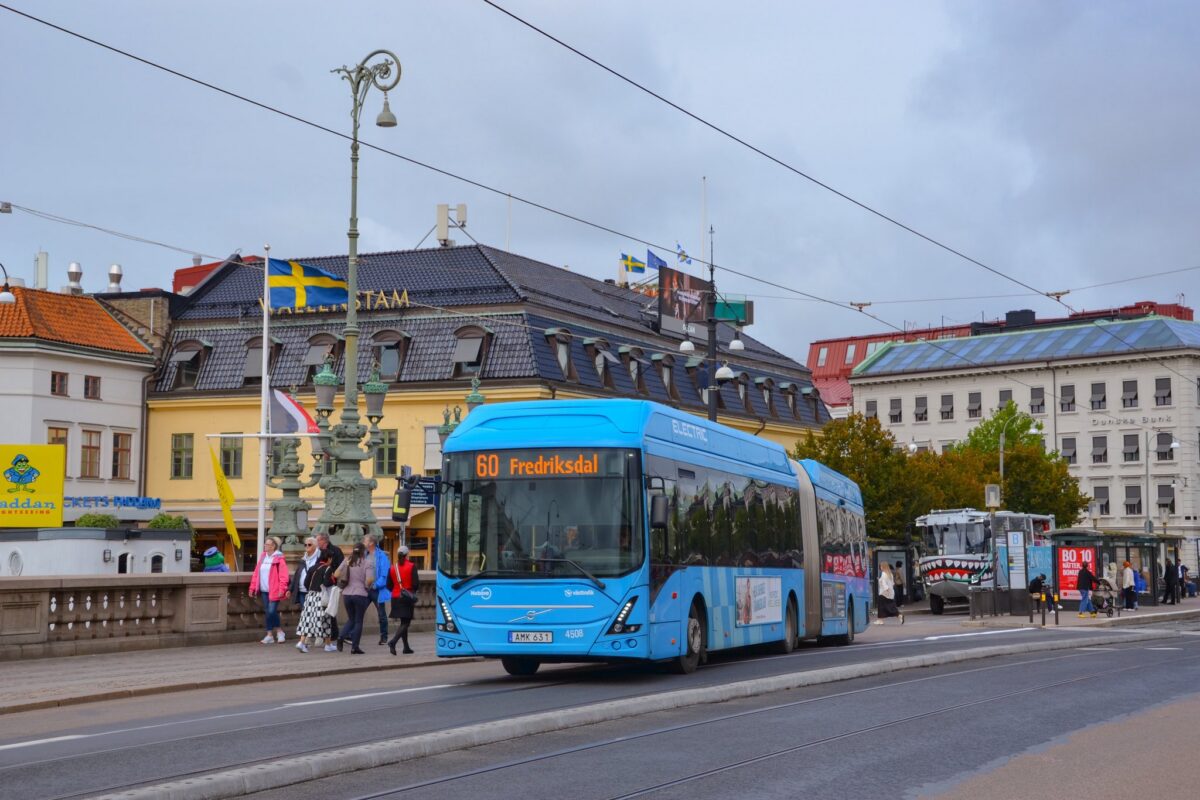 Un tramvai a lovit un autobuz fără șofer în Suedia. Autobuzul transporta pasageri