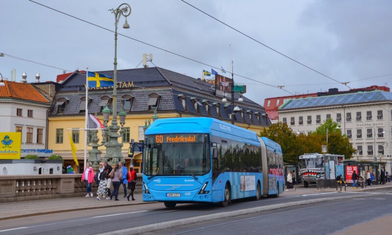 Un tramvai a lovit un autobuz fără șofer în Suedia. Autobuzul transporta pasageri