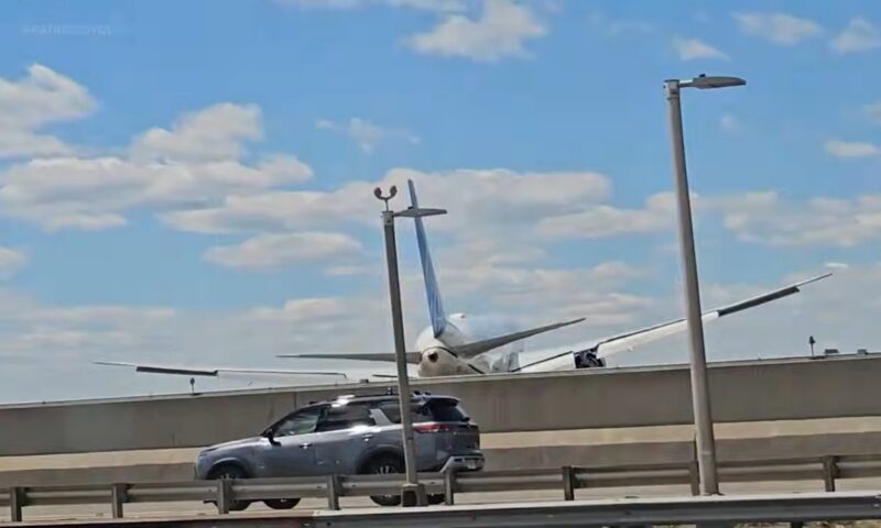 Incident aviatic ciudat și periculos în SUA. Un avion a lovit un camion pe autostradă și un stâlp de iluminat. Video