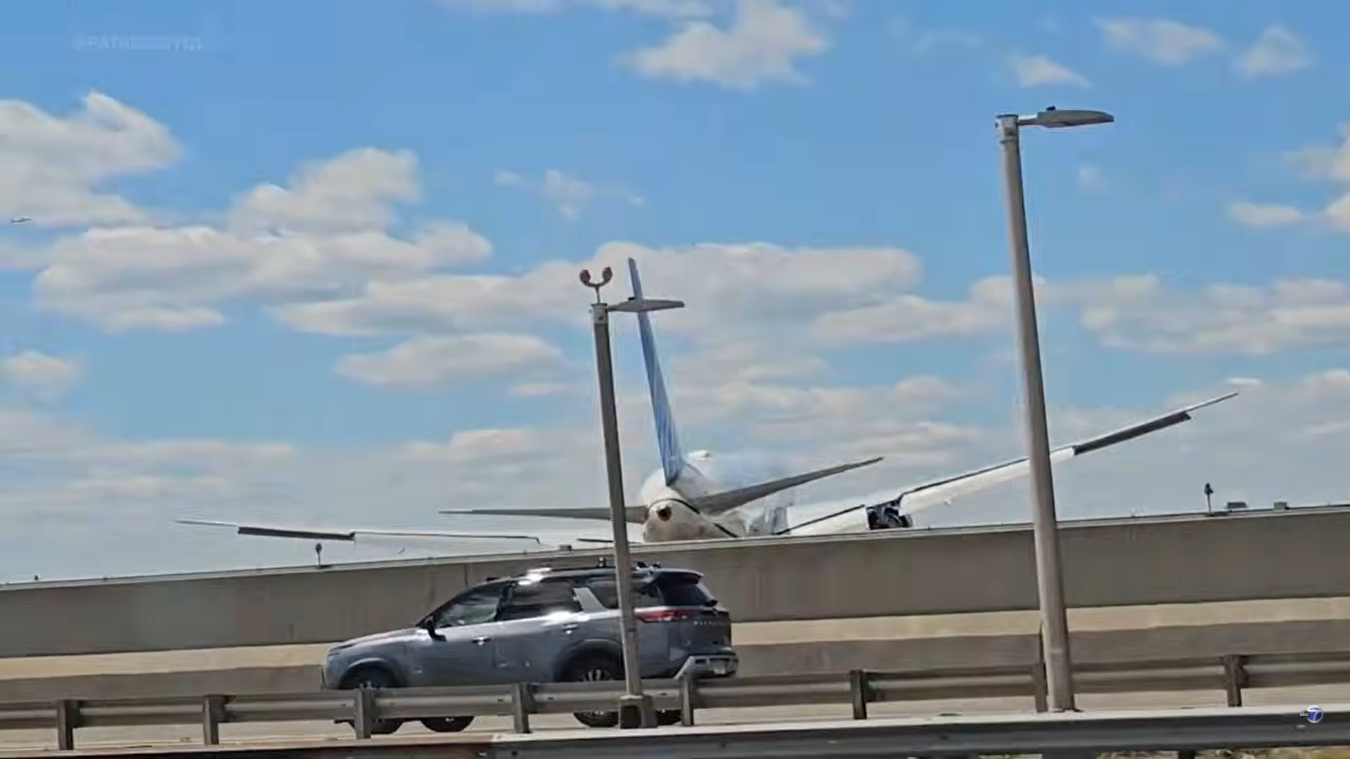Incident aviatic ciudat și periculos în SUA. Un avion a lovit un camion pe autostradă și un stâlp de iluminat. Video