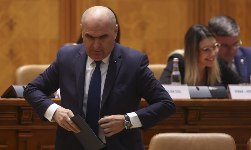 Ce urmează după plecarea lui Bolojan. USR: „Nu plecăm de la guvernare nici dacă se dă pe noi cu apă colocotită”. PNL: Se duc lupte interne