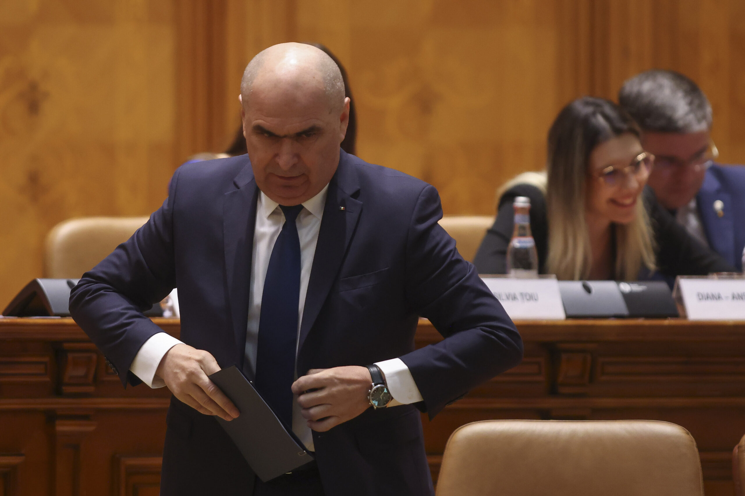 Ce urmează după plecarea lui Bolojan. USR: „Nu plecăm de la guvernare nici dacă se dă pe noi cu apă colocotită”. PNL: Se duc lupte interne