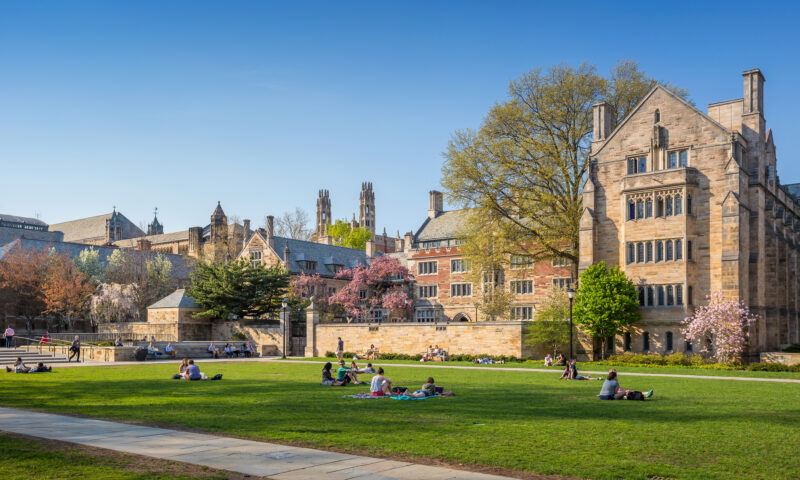 Departamentul de Justiție acuză Universitatea Yale de discriminare rasială la admitere