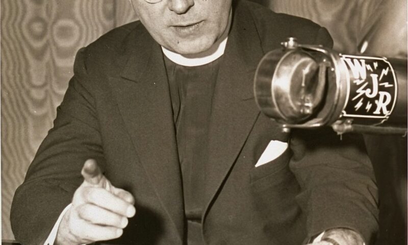Preotul american Charles Coughlin, arhitectul urii radiofonice avea 30 de milioane de ascultători. De la New Deal la nazism