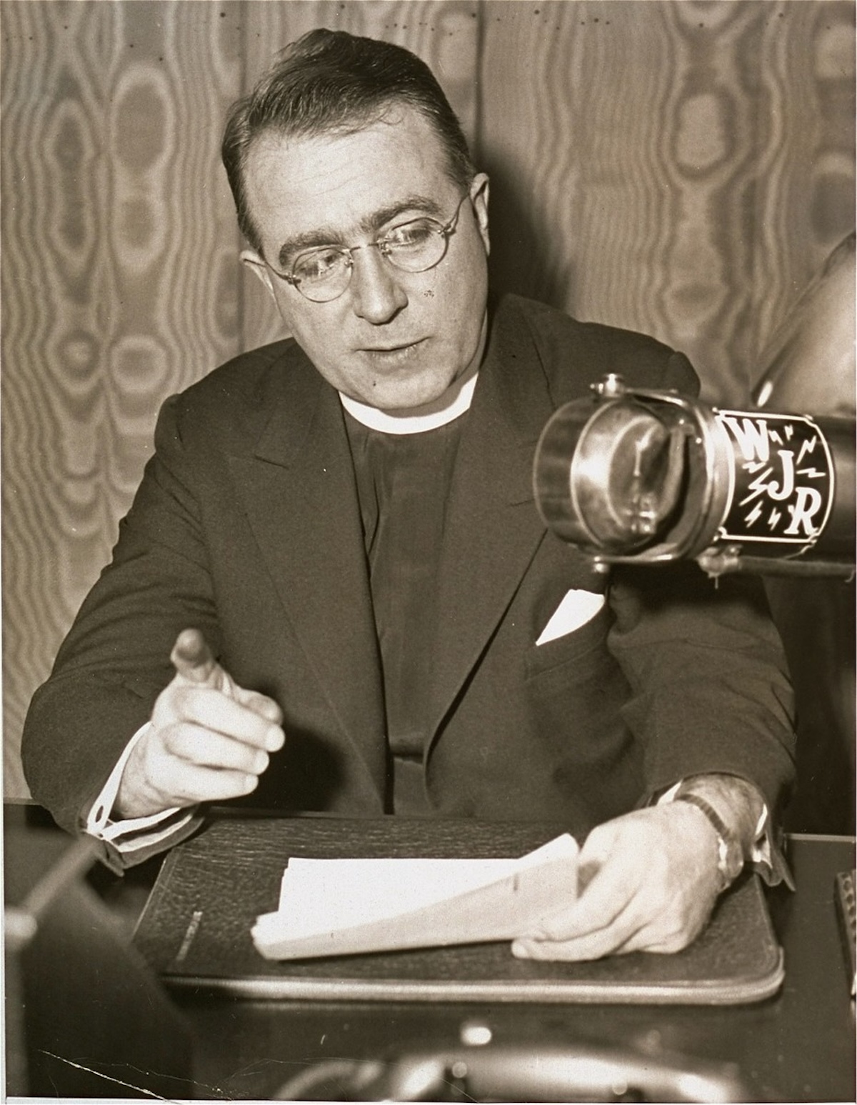 Preotul american Charles Coughlin, arhitectul urii radiofonice avea 30 de milioane de ascultători. De la New Deal la nazism