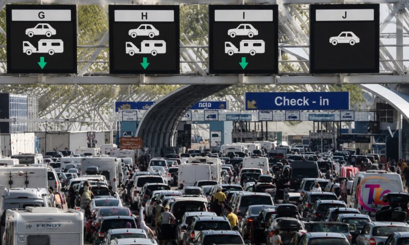 Cozi uriașe la Dover după noile controale UE. Franța a suspendat temporar verificările suplimentare