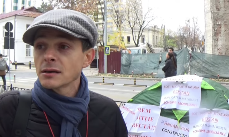 Incident cu un protestatar în faţa instituţiei prezidenţiale din Republica Moldova. Video