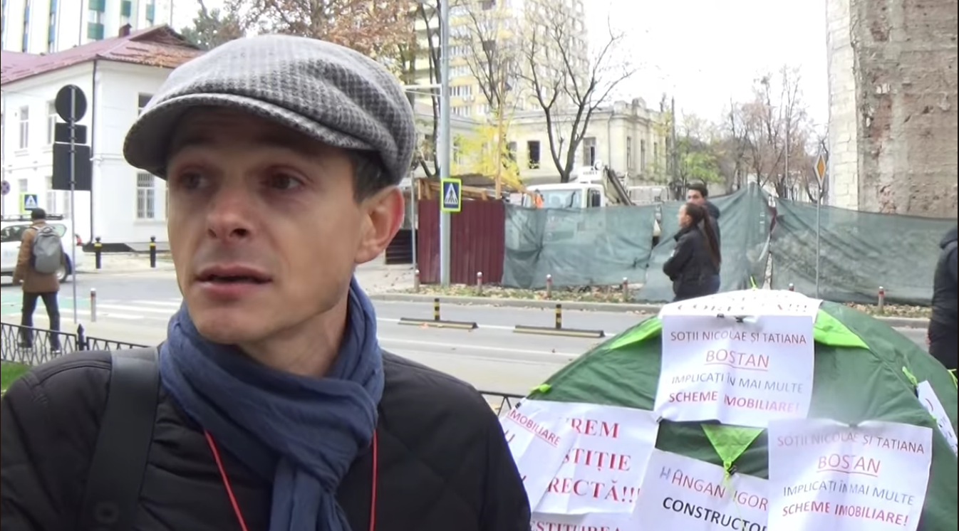 Incident cu un protestatar în faţa instituţiei prezidenţiale din Republica Moldova. Video