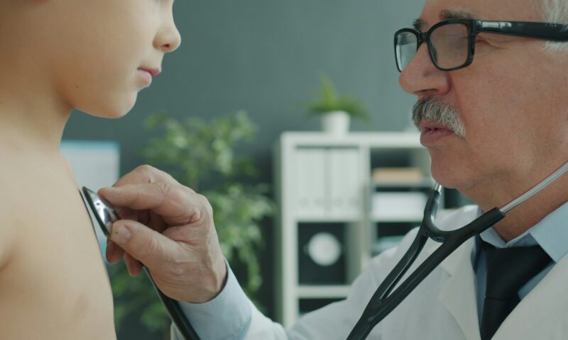 Povestea unui supravieţuitor al „cohortei HIV”. „Oamenii veneau precum la piaţă, să-şi aleagă copiii”