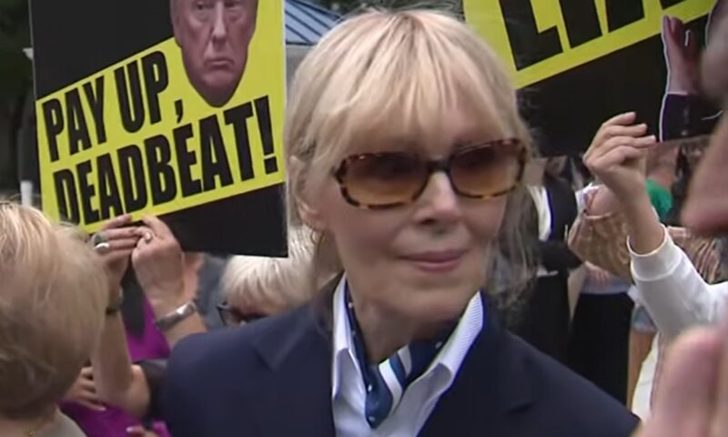 Scriitoarea care l-a acuzat pe Trump de agresiune, anchetată de DoJ pentru mărturie mincinoasă