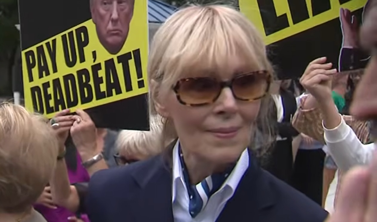 Scriitoarea care l-a acuzat pe Trump de agresiune, anchetată de DoJ pentru mărturie mincinoasă