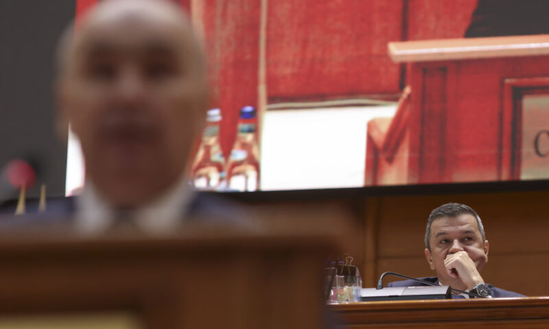 Ce făcea Grindeanu în timpul discursului ținut de Bolojan. Imagini de la moțiunea de cenzură din Parlament