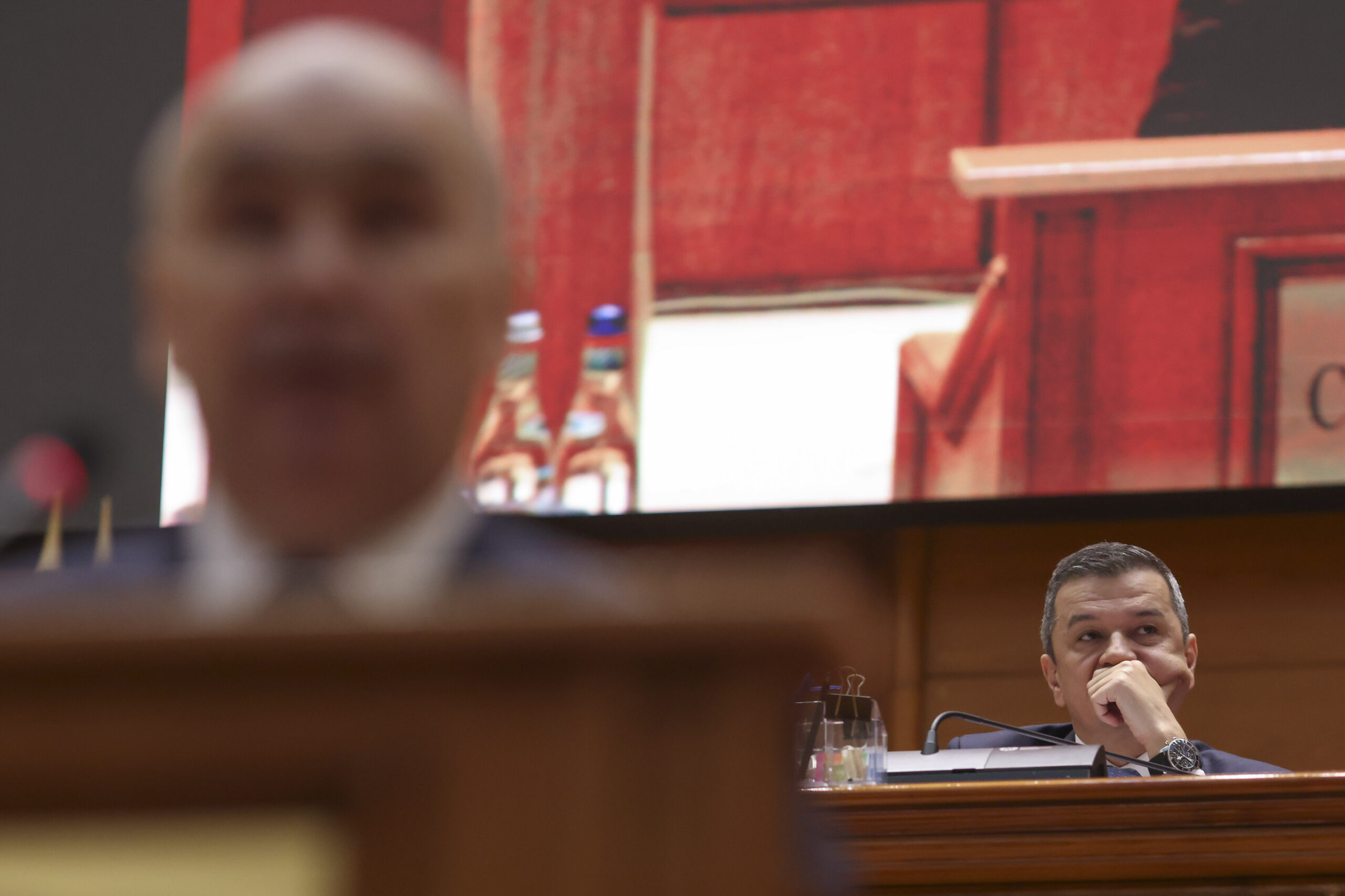 Ce făcea Grindeanu în timpul discursului ținut de Bolojan. Imagini de la moțiunea de cenzură din Parlament