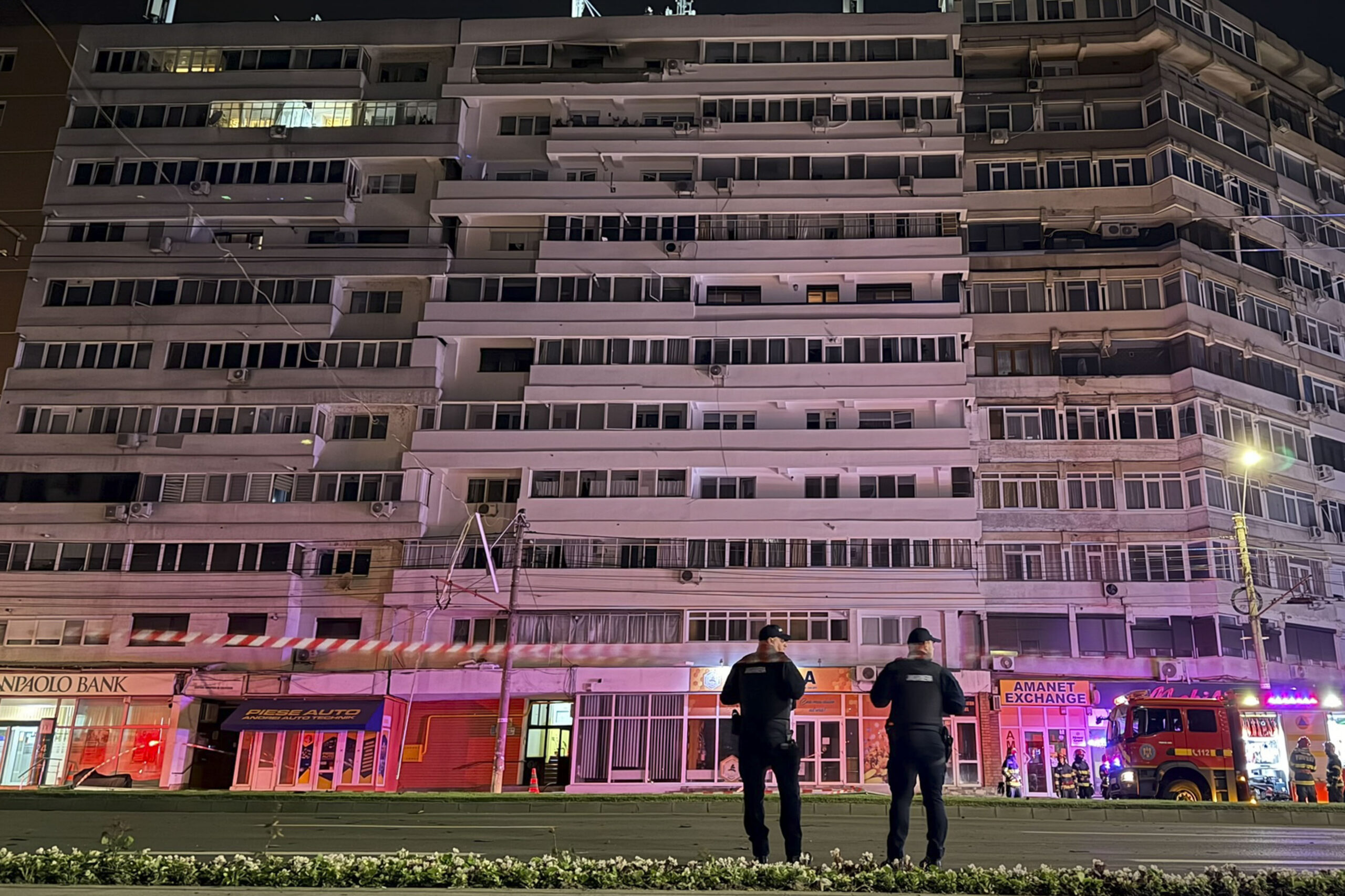 Pompieri si forte de ordine intervin dupa ce un bloc de locuinte din Galati a fost lovit de o drona, 29 mai 2026. Inquam Photos