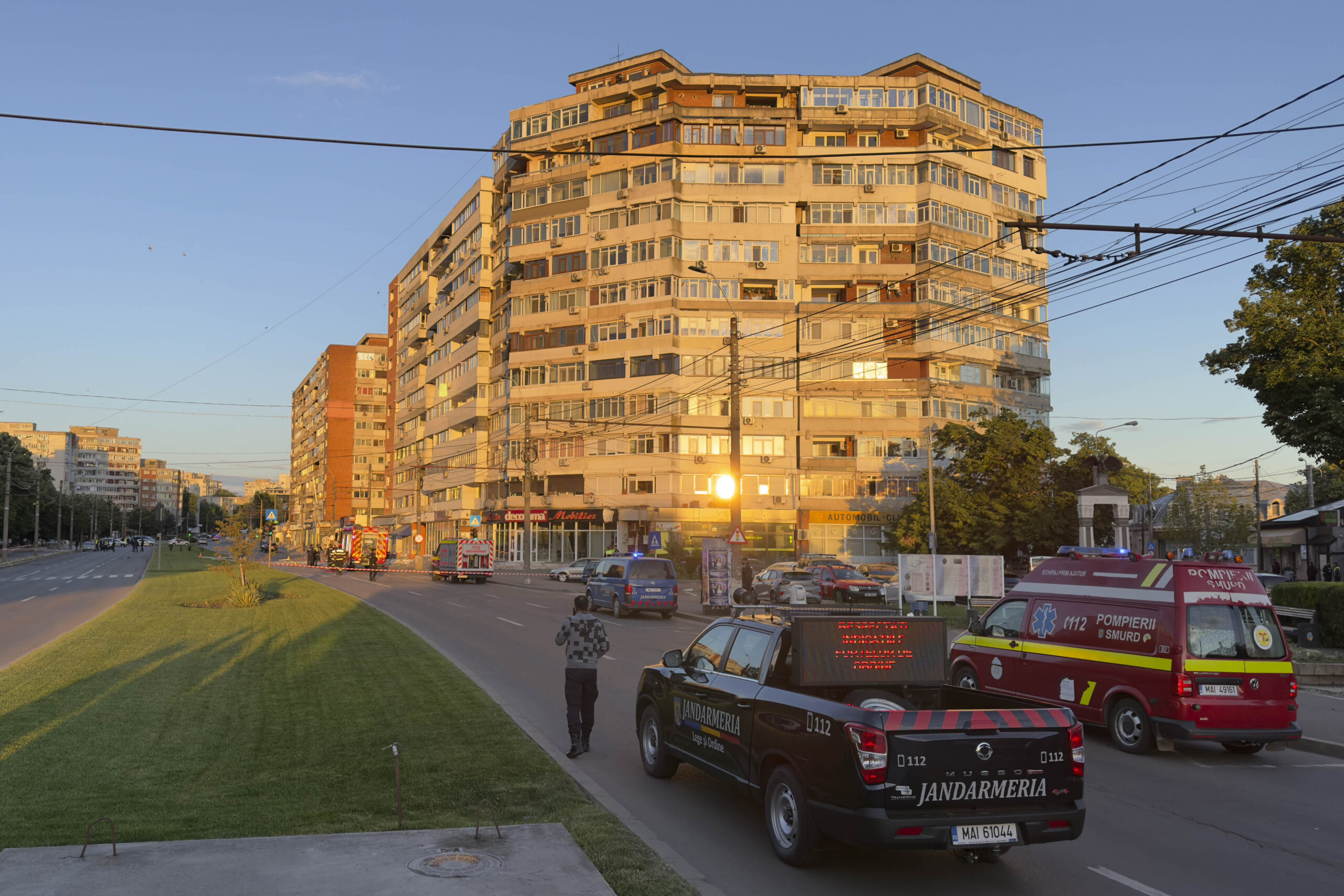 Pompieri si forte de ordine intervin dupa ce un bloc de locuinte din Galati a fost lovit de o drona, 29 mai 2026. Inquam Photos