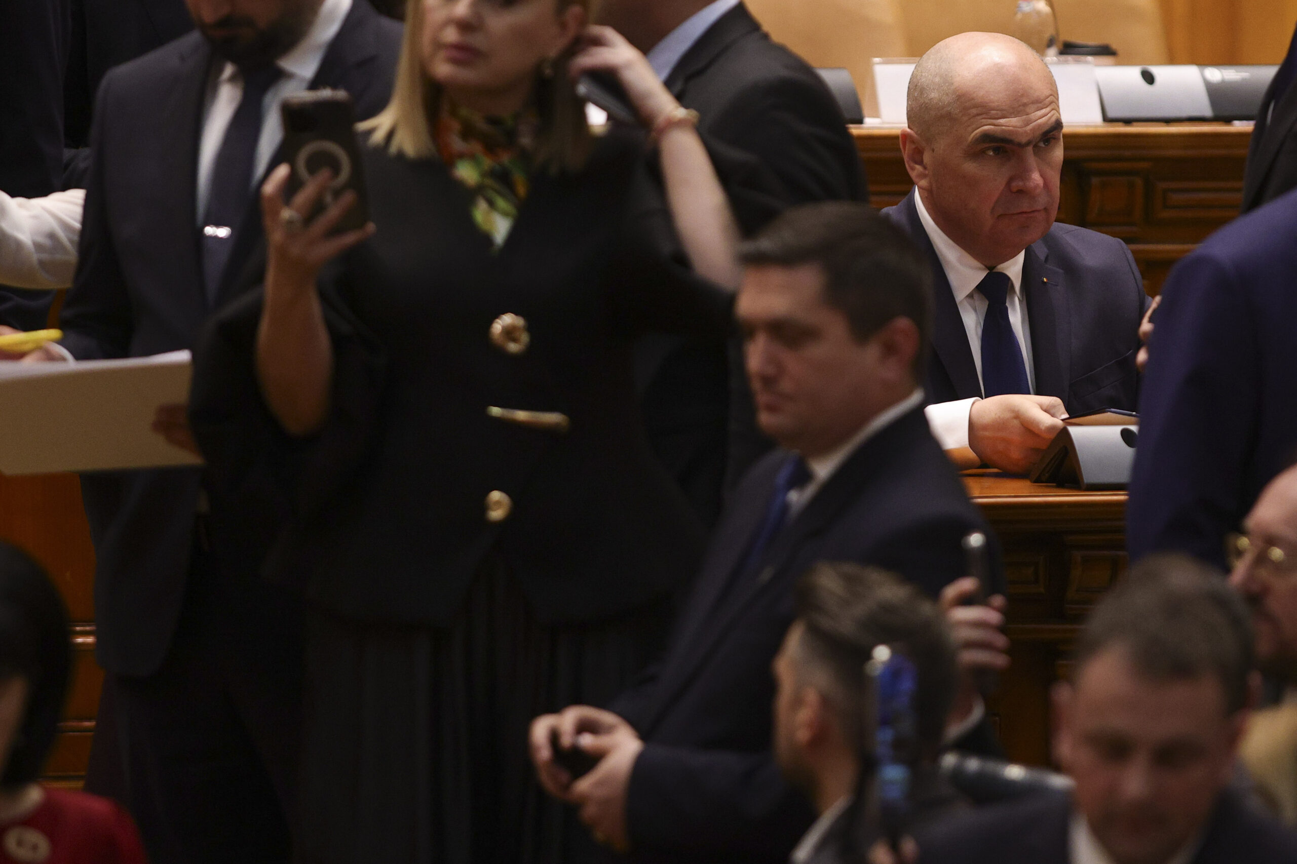 Ce au scris Politico și Reuters despre rezultatul moțiunii de cenzură și posibilele efecte