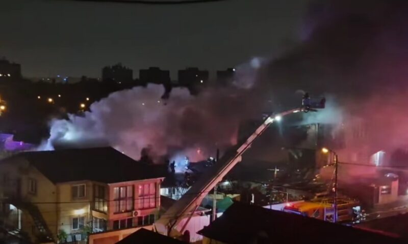 Incendiu puternic în Sectorul 5 din Bucureşti. Flăcările au afectat mai multe locuinţe