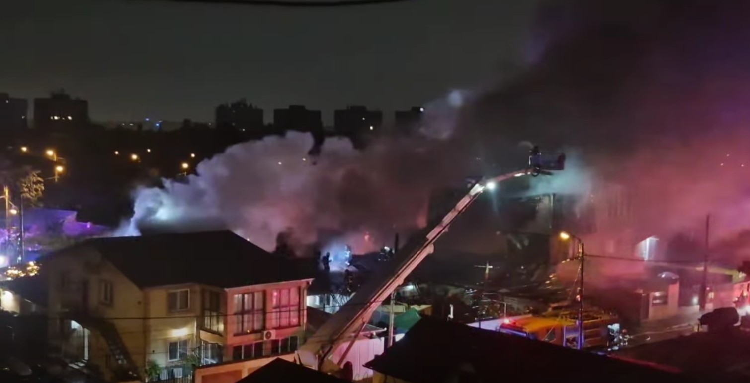 Incendiu puternic în Sectorul 5 din Bucureşti. Flăcările au afectat mai multe locuinţe