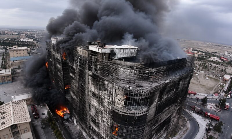 Incendiu într-un centru comercial din Iran. Opt persoane au murit, iar alte 36 au fost rănite