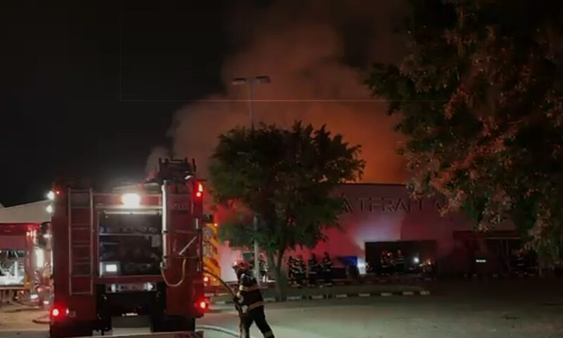 Incendiu la un depozit din Chiajna. Echipajele au acționat pe toate laturile clădirii