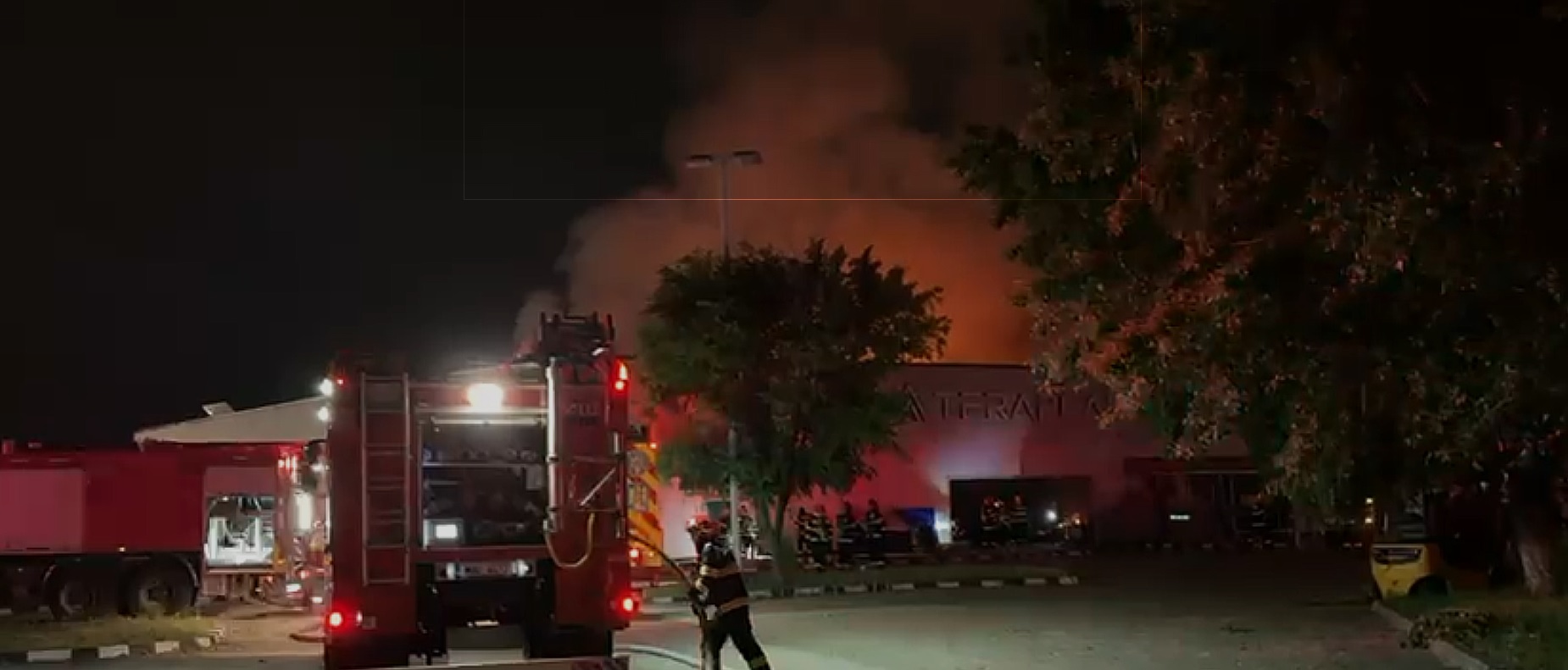 Incendiu la un depozit din Chiajna. Echipajele au acționat pe toate laturile clădirii
