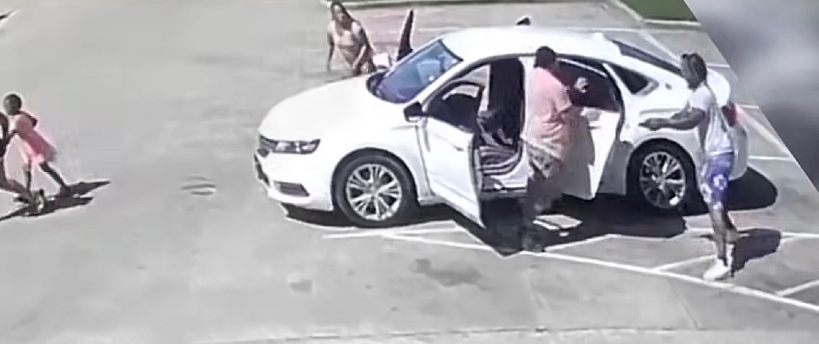 Scene dramatice într-o parcare din Texas. Un tată a fost nevoit să-și apere familia cu arma