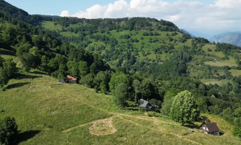 România ascunsă la capătul unei scări de lemn. Drumul spectaculos către un sat uitat de lume