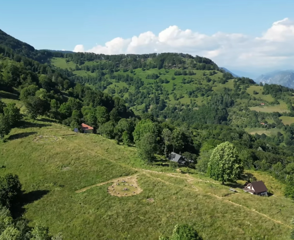România ascunsă la capătul unei scări de lemn. Drumul spectaculos către un sat uitat de lume