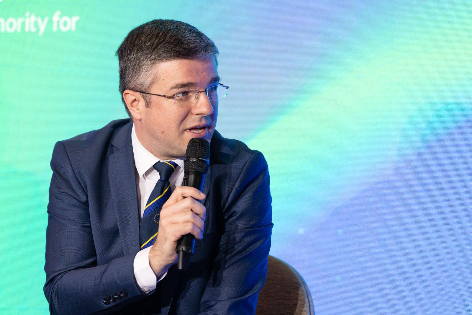 Ministrul Economiei respinge criticile privind programul SAFE: „Peste 50% din producţie va fi în România”