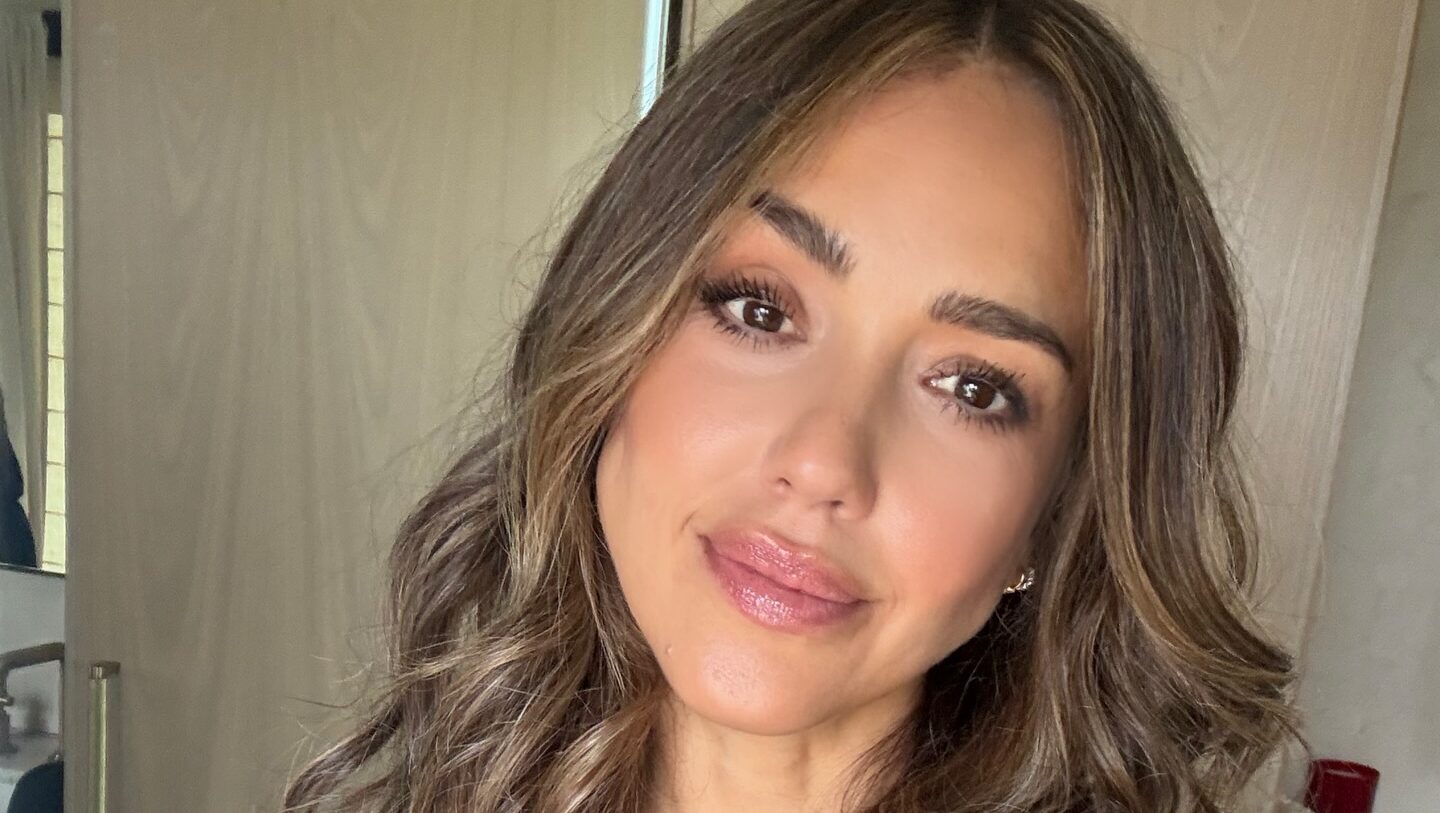 Jessica Alba, topless la spa. Cum arată la 45 de ani