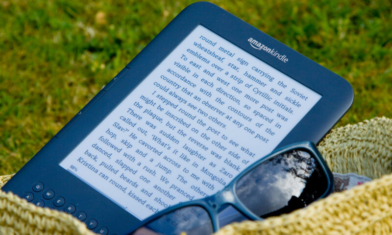 Amazon oprește suportul pentru Kindle-urile vechi. Ce se schimbă după 20 mai