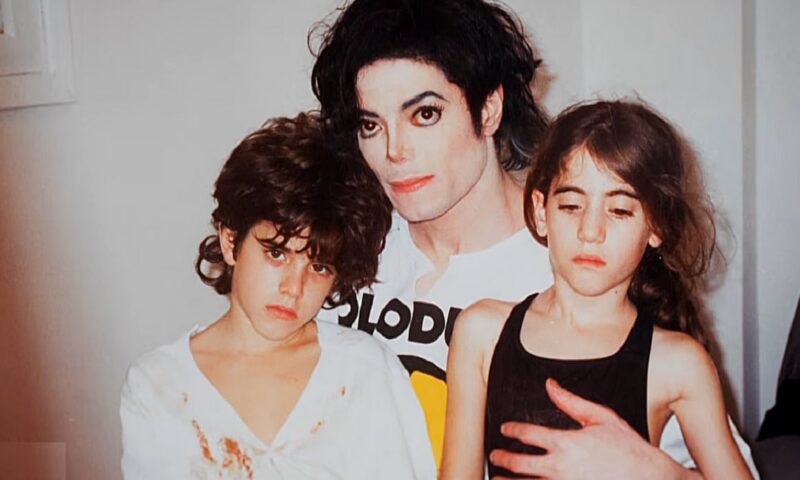 Noi acuzații pentru Michael Jackson. Ce făcea cu copiii în casele lui Elizabeth Taylor și Elton John