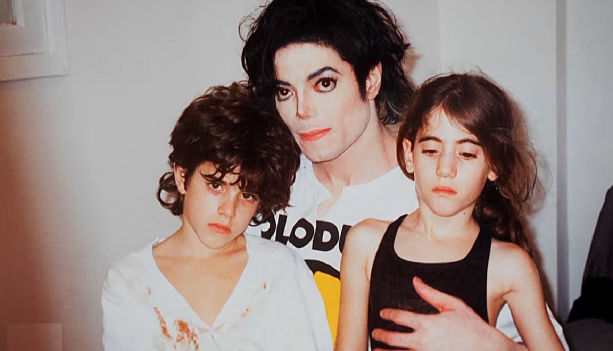 Noi acuzații pentru Michael Jackson. Ce făcea cu copiii în casele lui Elizabeth Taylor și Elton John