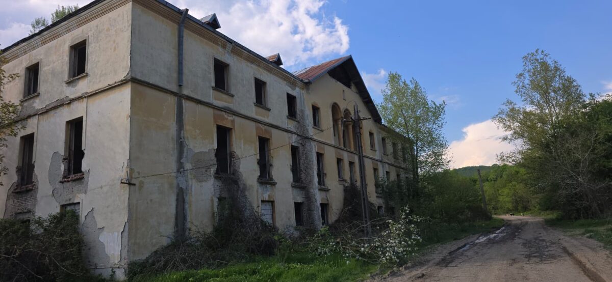 Ce a mai rămas din mina de la Filipeștii de Pădure. Cariera de lignit, un teritoriu al ruinelor
