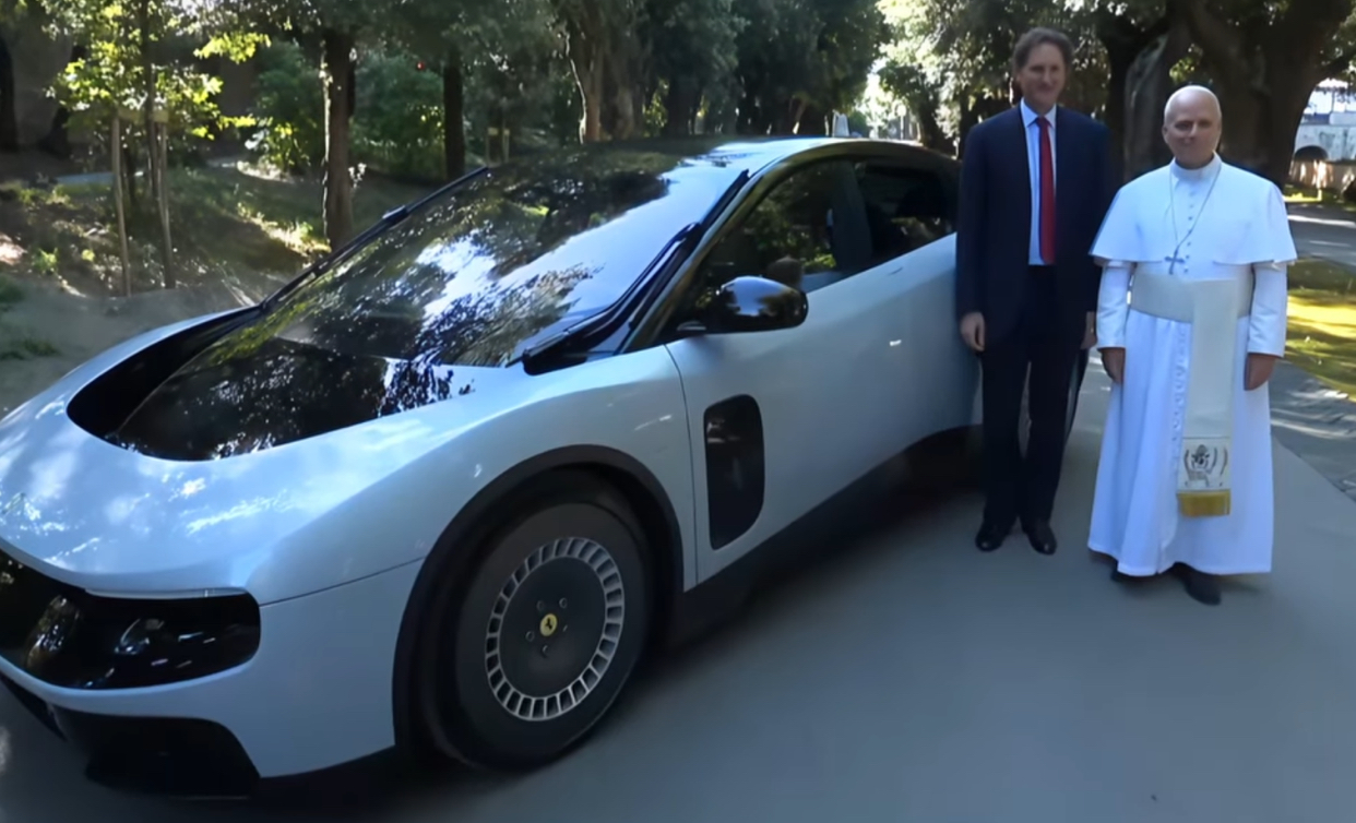 Primul Ferrari electric a primit binecuvântarea Papei. Suveranul Pontif, impresionat de noul model