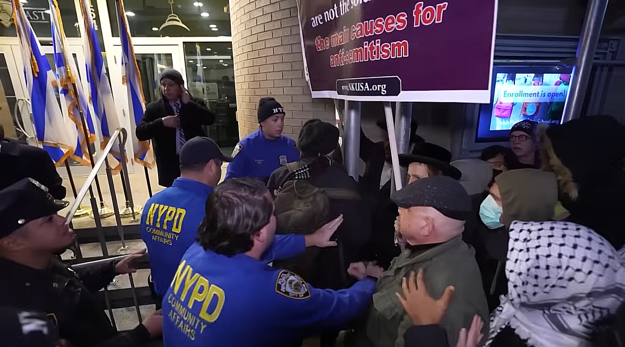 Proteste anti-Israel la New York: tensiuni și incidente în apropierea unei sinagogi istorice din Manhattan