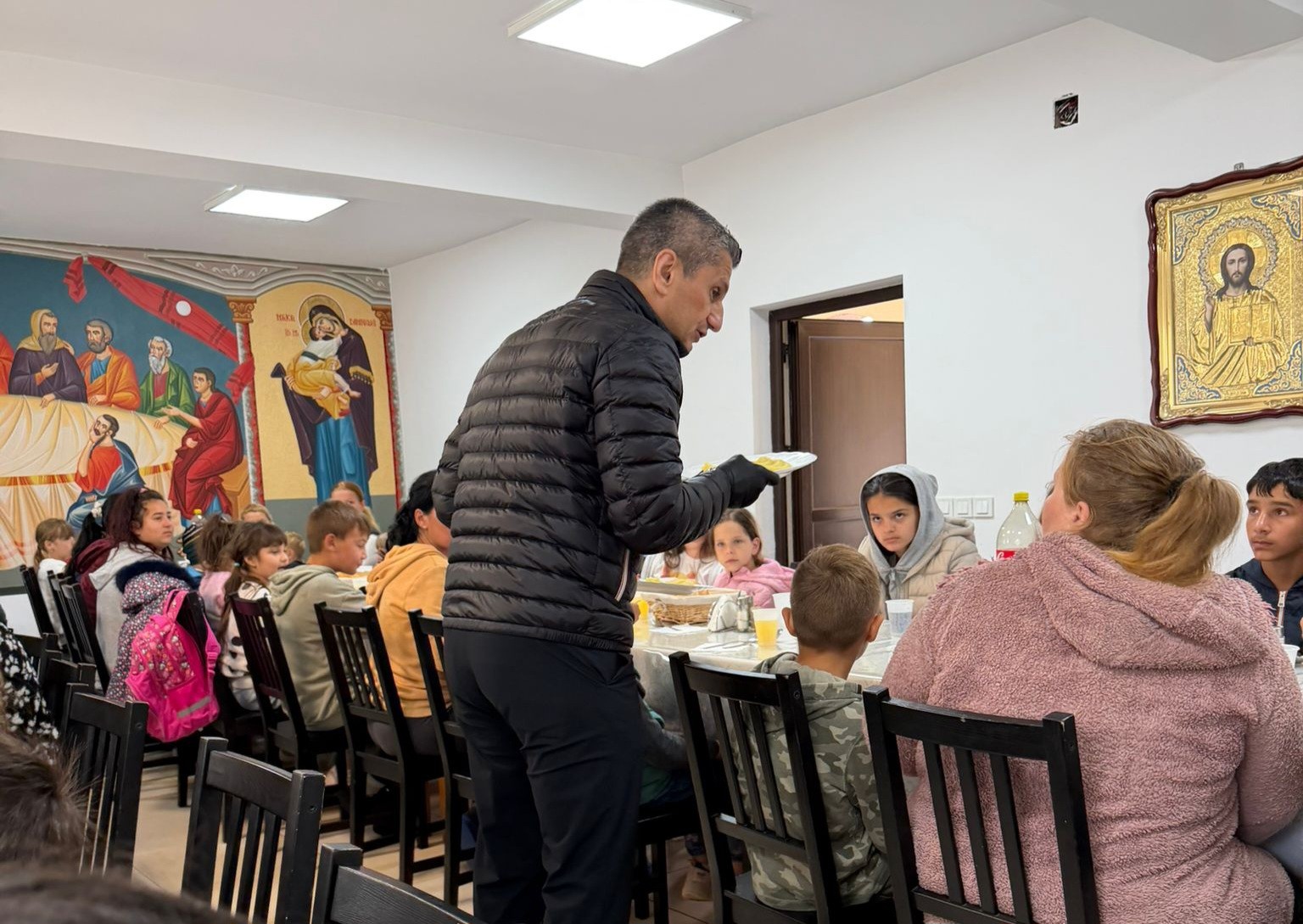 Familia lui Mircea Lucescu, pomană de 40 de zile la cantina socială a Centrului „Sfântul Ierarh Nectarie