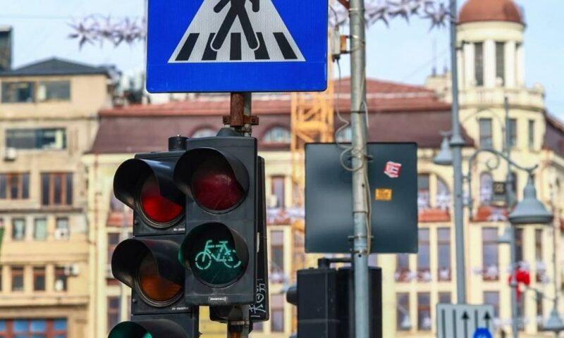 Regula de la semafor care îi pune în dificultate pe șoferii uituci. Pot fi amendați pe loc