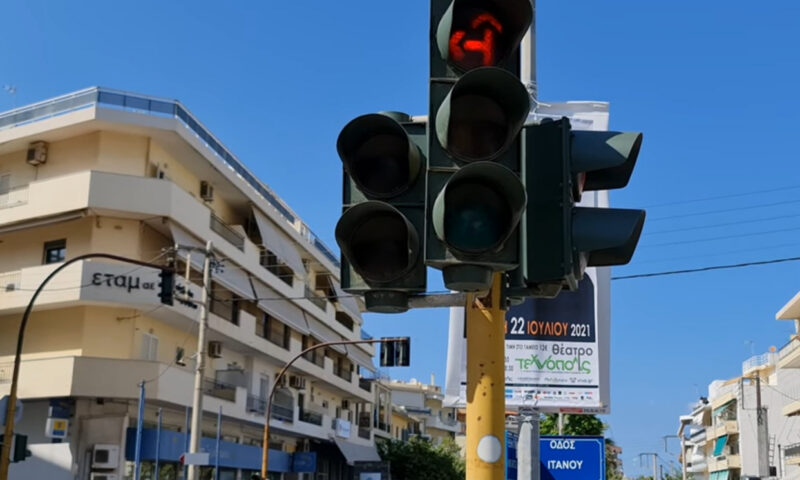 Crucea roșie de la semafor care îi încurcă pe șoferi. Ce înseamnă, de fapt